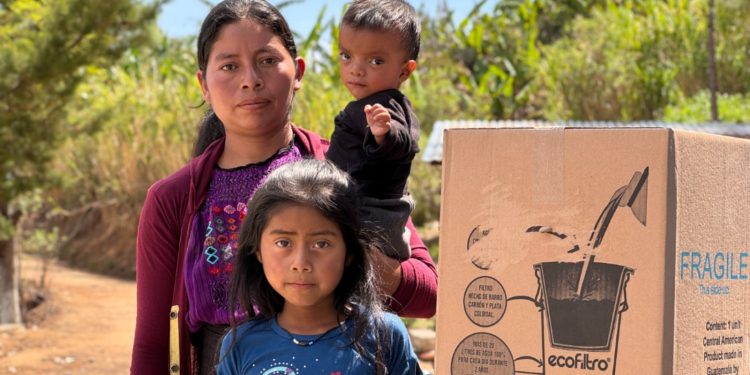 Familias han recibido ecofiltros como parte de la iniciativa Mano a mano. /Foto: Mides.