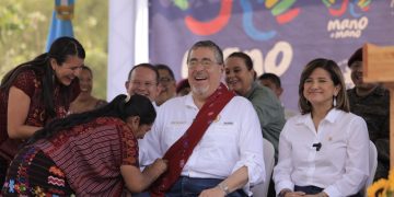 Presidente Arévalo y vicepresidenta Herrera hicieron el lanzamiento de la iniciativa Mano a mano en Colotenango, Huehuetenango. /Foto: Gilber García.