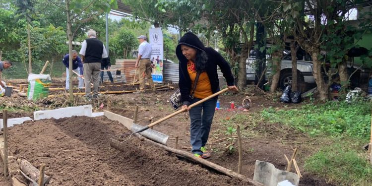 Familias aprendieron sobre el cuidado de los pilones de hortalizas y las aves de corral y ponedoras. / Foto: MAGA.