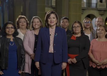 Karin Herrera junto a maestros. /Foto: Vicepresidencia de la República.