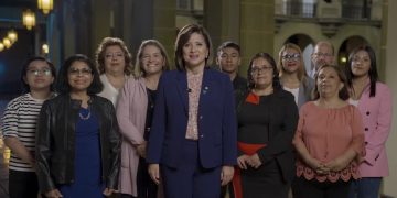 Karin Herrera junto a maestros. /Foto: Vicepresidencia de la República.