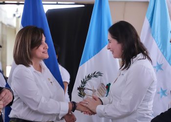 Vicepresidenta Herrera junto a la secretaria ejecutiva trinacional del Plan Trifinio, Liseth Hernández. /Foto: Vicepresidencia de la República.