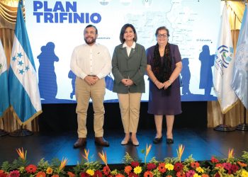 Vicepresidenta Karin Herrera (centro) junto al vicepresidente de El Salvador, Félix Ulloa y la delegada presidencial de Honduras, Doris Gutiérrez. /Foto: Alejandro García.