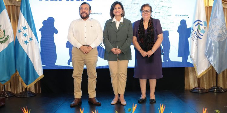 Vicepresidenta Karin Herrera (centro) junto al vicepresidente de El Salvador, Félix Ulloa y la delegada presidencial de Honduras, Doris Gutiérrez. /Foto: Alejandro García.