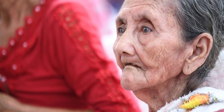 El abrazo de la sabiduría: no al maltrato a nuestros adultos mayores