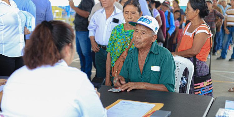 Izabalenses asisten al segundo día consecutivo de la jornada móvil de servicios integrados