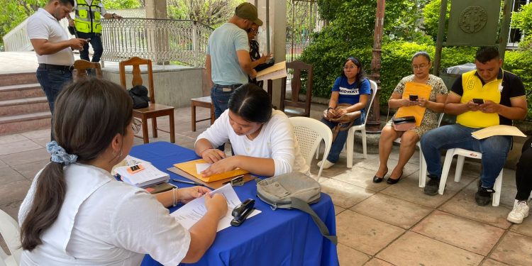 Zacapanecos acuden al quiosco de empleo a un costado de la Biblioteca Municipal