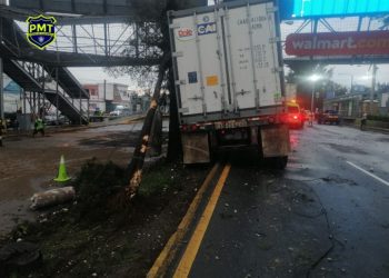 Recomiendan vías alternas por transporte pesado que colisionó contra pasarela en el Periférico zona 7