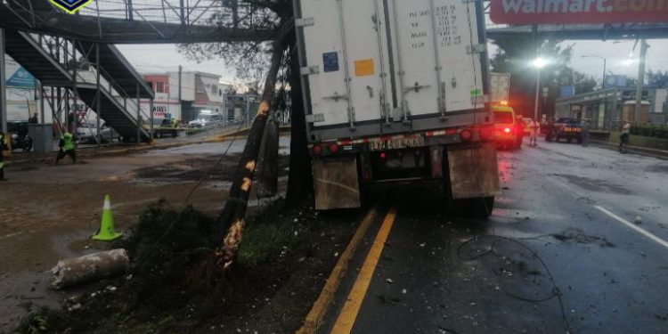 Recomiendan vías alternas por transporte pesado que colisionó contra pasarela en el Periférico zona 7