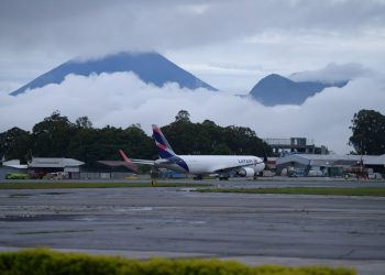 Proceso de instalación de las escaleras eléctricas y elevadores en el aeropuerto La Aurora
