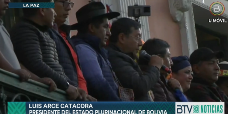 Presidente Luis Arce agradeciendo a manifestantes que lo respaldaron. / Foto: EFE.