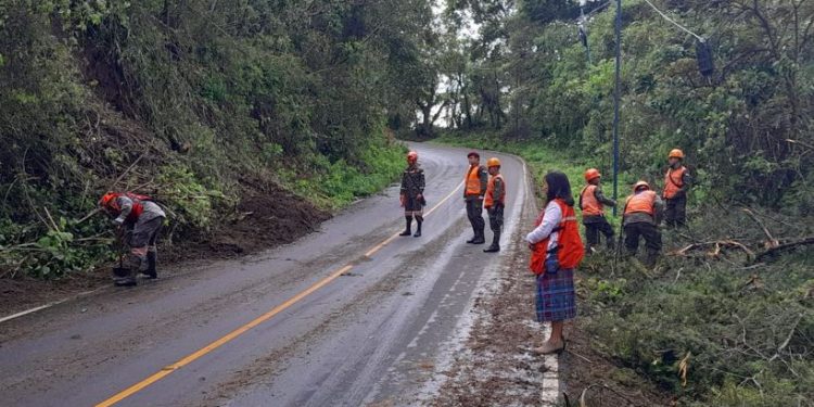 Chimaltenango: Respuesta a derrumbes en ruta de Parramos a San Pedro Yepocapa