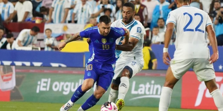 Messi anotó un doblete ante Guatemala.