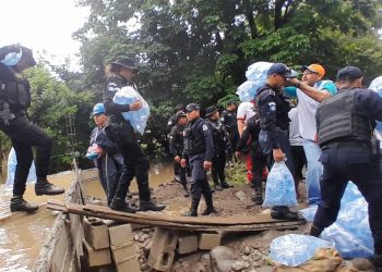 Agentes de la PNC apoyan a guatemaltecos durante la temporada de lluvias