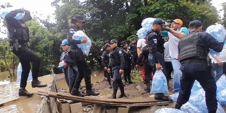 Agentes de la PNC apoyan a guatemaltecos durante la temporada de lluvias