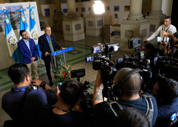 Ministro de Comunicaciones en conferencia de prensa sobre la posibilidad de un Estado de Calamidad. / Foto: Noé Pérez.
