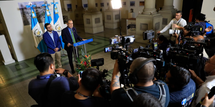 Ministro de Comunicaciones en conferencia de prensa sobre la posibilidad de un Estado de Calamidad. / Foto: Noé Pérez.