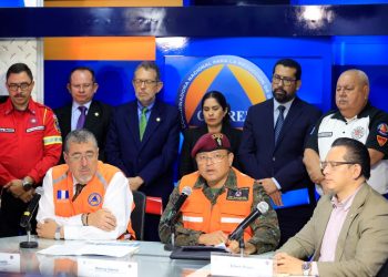 Ministro de la Defensa en conferencia de prensa en Conred. / Foto: Gilber García.