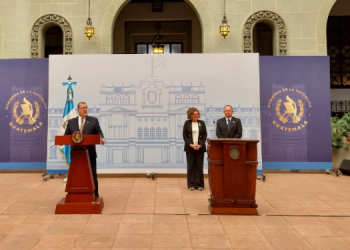 El presidente Bernardo Arévalo anuncio el pago de bonos como una nueva medida para aliviar el costo de la vida. Foto: AGN