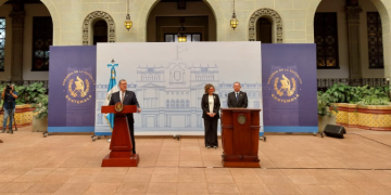El presidente Bernardo Arévalo anuncio el pago de bonos como una nueva medida para aliviar el costo de la vida. Foto: AGN