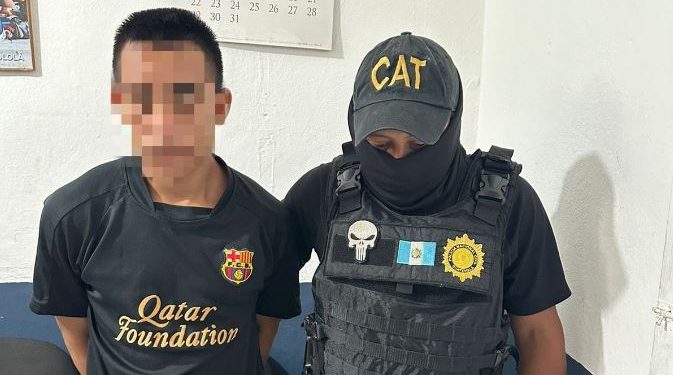 Presunto pandillero entregado a las autoridades guatemaltecas. / Foto: PNC.
