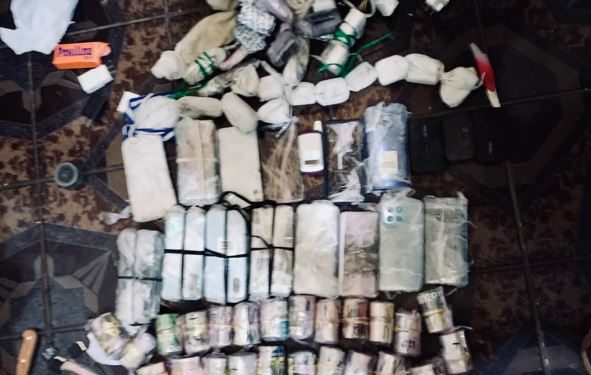 Celulares, dinero y licor: Gobernación encuentra primeras caletas dentro de “El Infiernito”