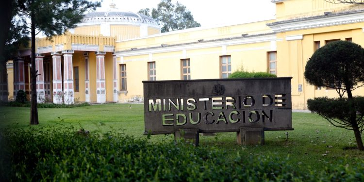 Mineduc suspende clases presenciales ante los riesgos por las lluvias. / Foto: DCA.