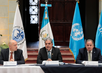 Al centro, Oscar Cordon, hasta hoy ministro de Salud. / Foto: Noé Pérez.