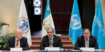 Al centro, Oscar Cordon, hasta hoy ministro de Salud. / Foto: Noé Pérez.