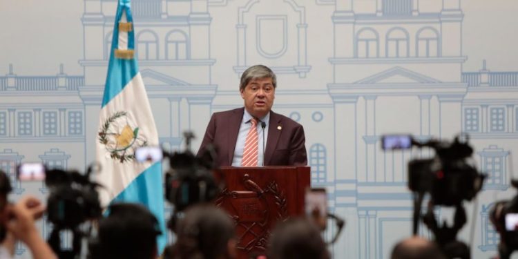 Ministro de Gobernación Francisco Jiménez en conferencia de prensa. / Foto Noé Pérez.
