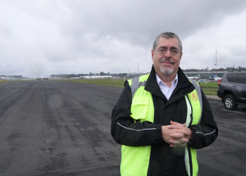 Presidente Arévalo en pista de taxeo del aeropuerto La Aurora. / Foto: Carlos Jacinto.