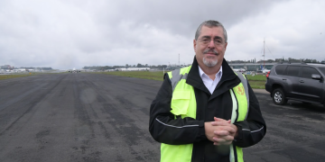 Presidente Arévalo en pista de taxeo del aeropuerto La Aurora. / Foto: Carlos Jacinto.