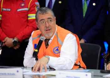 Presidente Bernardo Arévalo celebró que el país amaneció sin incendios forestales. / Foto: Gilber García.