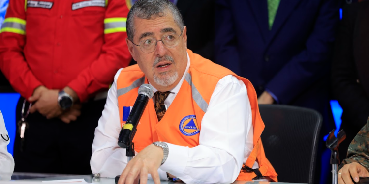 Presidente Bernardo Arévalo celebró que el país amaneció sin incendios forestales. / Foto: Gilber García.