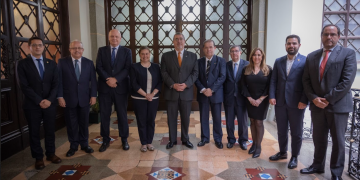 Presidente con delegados de la OEA y otras autoridades. / Foto: Dickéns Zamora.