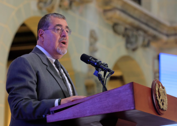 El presidente Bernardo Arévalo pronunció su discurso sobre Miguel Ángel Asturias. Foto: