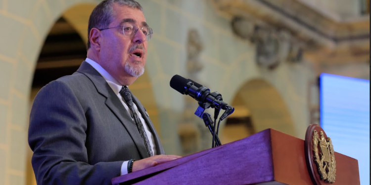 El presidente Bernardo Arévalo pronunció su discurso sobre Miguel Ángel Asturias. Foto: