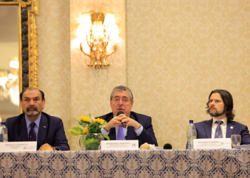 El presidente Bernardo Arévalo, junto a las autoridades del Ministerio de Economía, explicó el trabajo que se hace desde su Gobierno.