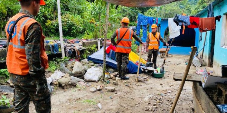 Brigada de Operaciones para Montaña asiste a familias afectadas por inundaciones en San Marcos