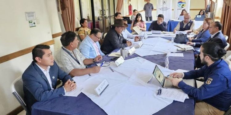 Abordan puntos clave para la conservación y protección del lago de Atitlán y sus afluentes