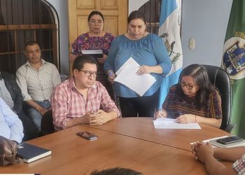 Avanzan convenios para ejecutar proyectos de infraestructura vial y educación en Chimaltenango