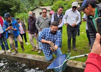 Capacitación sobre el cuidado de truchas arcoíris. / Foto: MAGA.