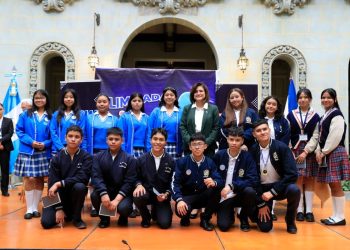 Vicepresidenta con participantes del concurso Olimpiadas TGW. / Foto: Noé Pérez.