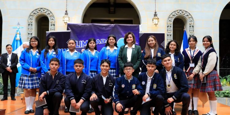 Vicepresidenta con participantes del concurso Olimpiadas TGW. / Foto: Noé Pérez.
