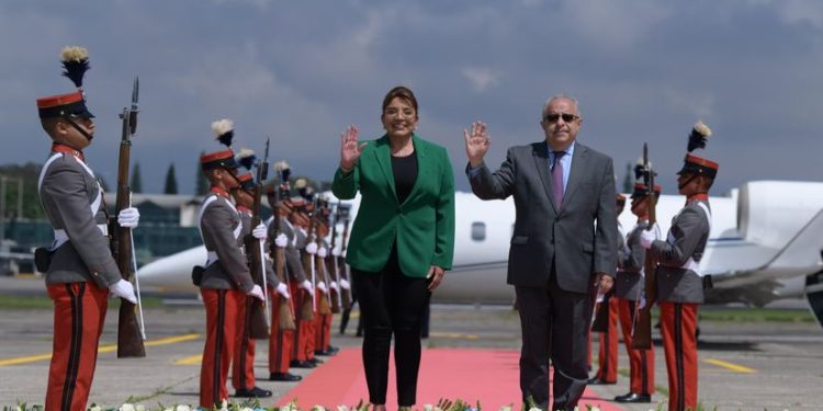 Presidenta de Honduras, Xiomara Castro, arriba a Guatemala