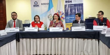 Autoridades del Mides platicaron sobre la ampliación del padrón del programa Bolsa Social. /Foto: Mides.