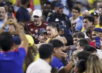 En imágenes | Jugadores uruguayos se encaran con aficionados de Colombia en la tribuna