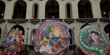 Barriletes gigantes expuestos en el Palacio Nacional de la Cultura. / Foto: Noé Pérez.