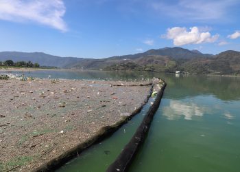 AMSA ha implementado métodos para la extracción de desechos en el lago de Amatitlán. /Foto: AMSA.