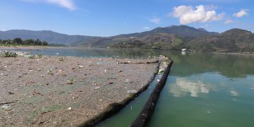 AMSA ha implementado métodos para la extracción de desechos en el lago de Amatitlán. /Foto: AMSA.